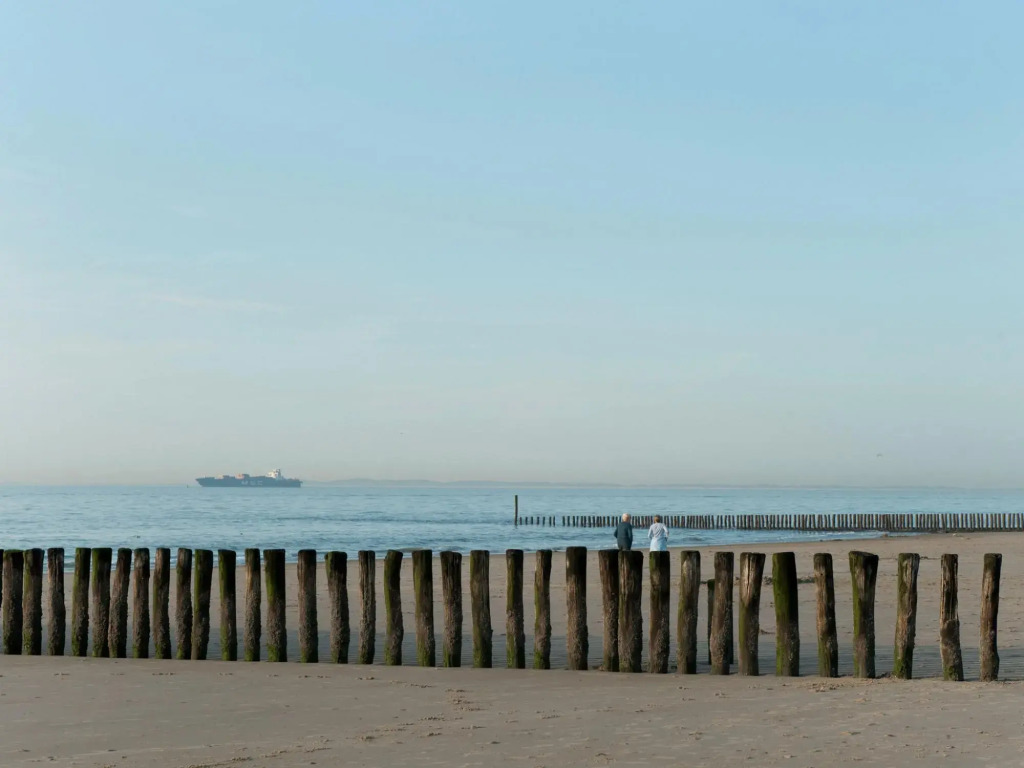 Detached villa with 2 bathrooms, beach at 400m.