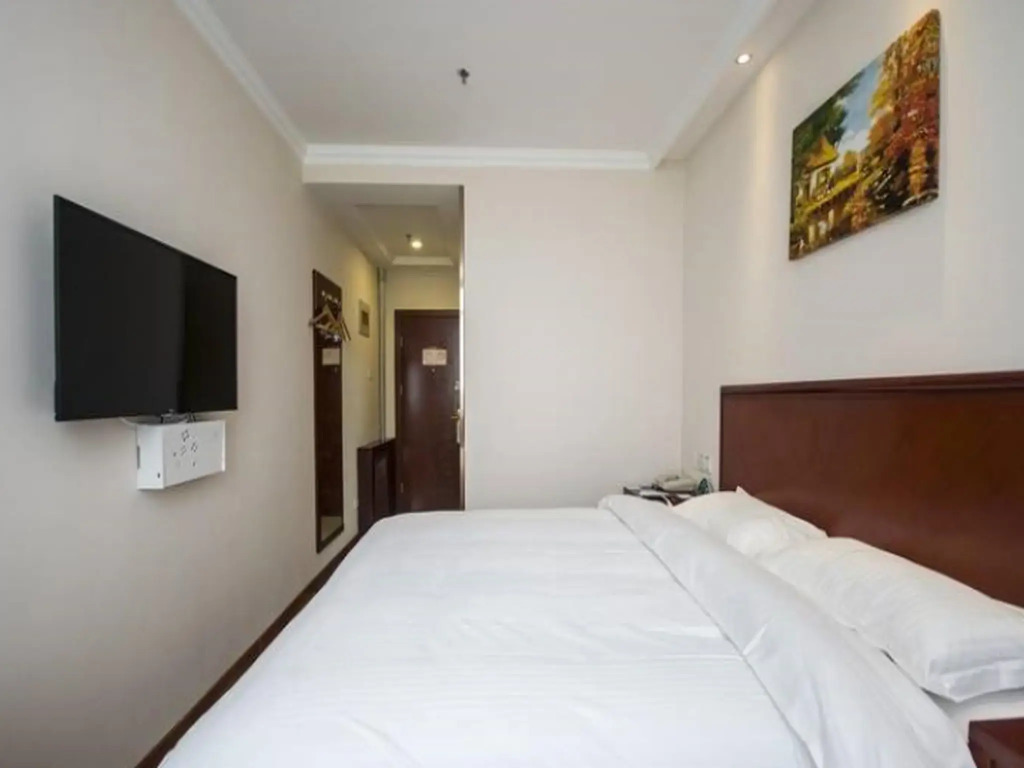 GreenTree Inn (Qinghuangdao Railway Station Square)