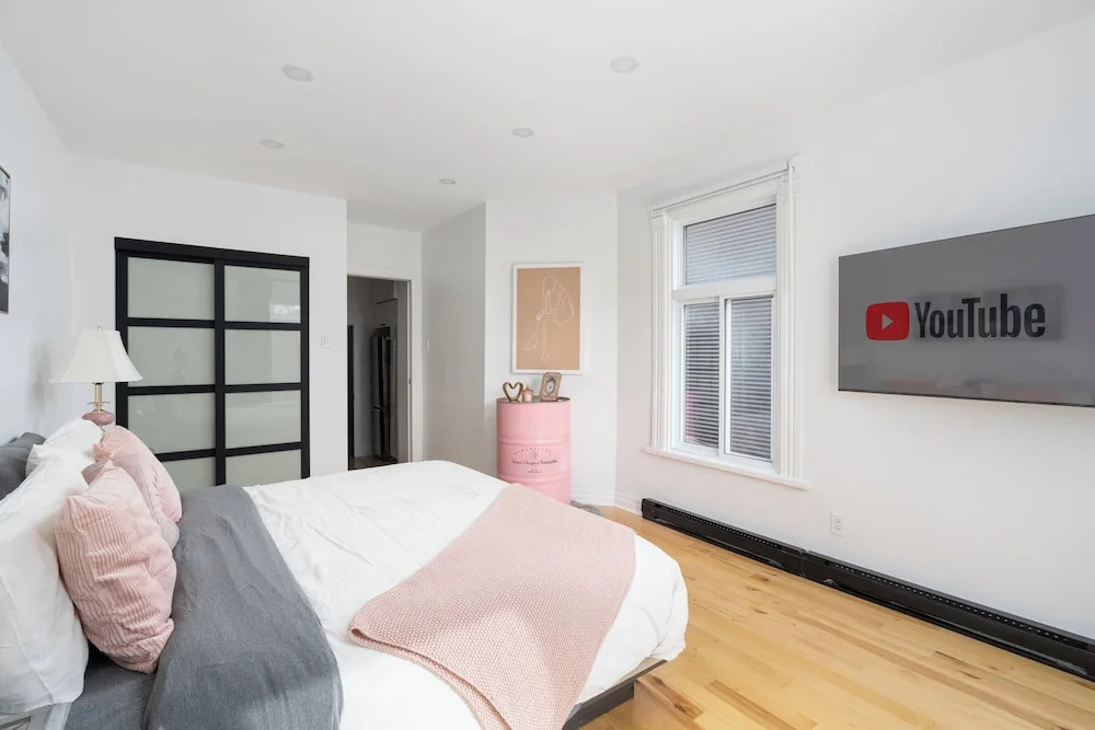 Downtown Luxe - Parking, Metro, King Bed, Sleeps 6