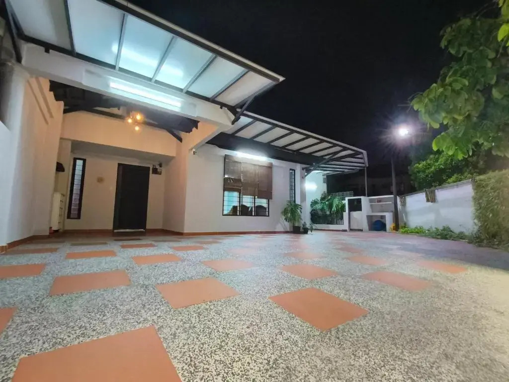 Family 15 Pax Corner Lot House / Free WiFi