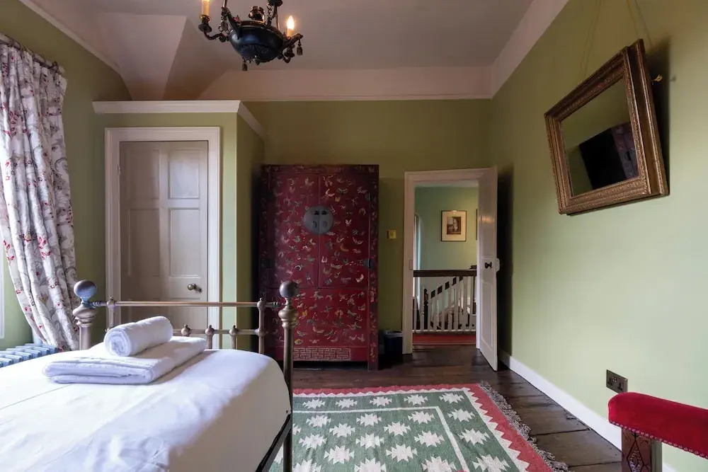 Stunning 4BD Home in Worcestershire
