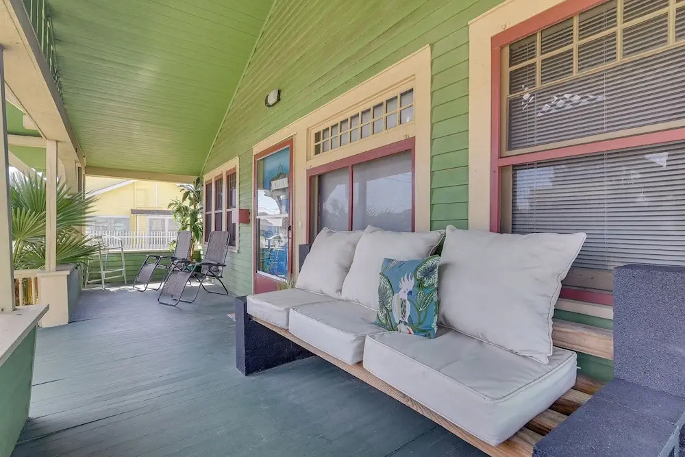 Central Galveston Home < 1 Mi to Beach!