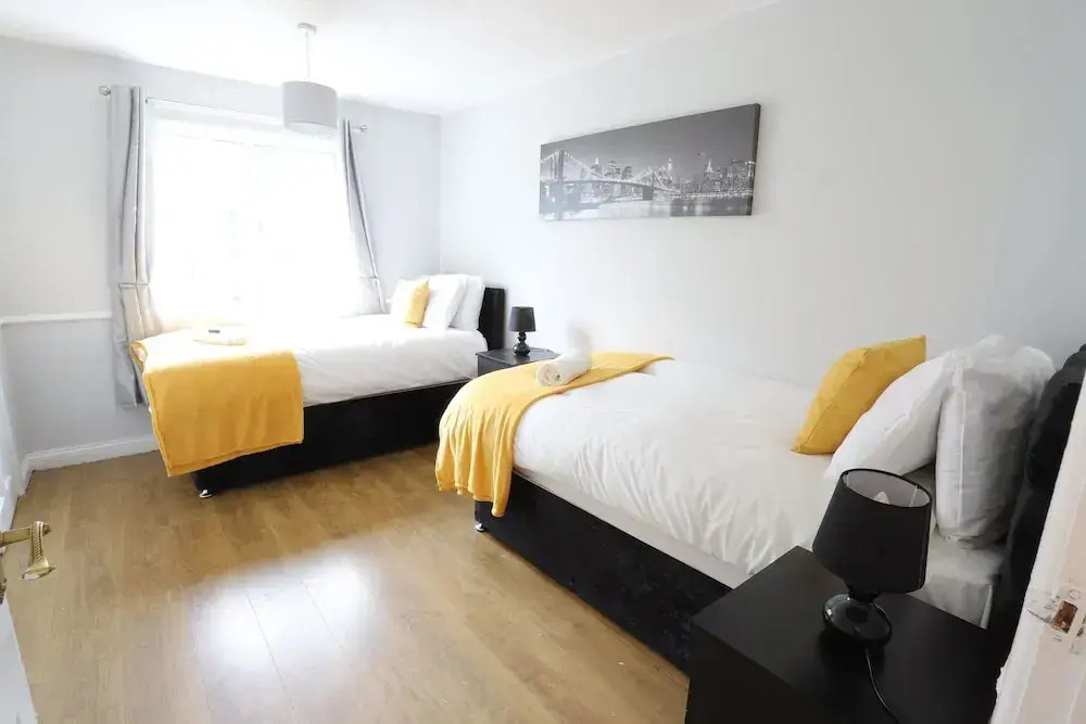 EasyTravel NEC Airport 3 Beds House