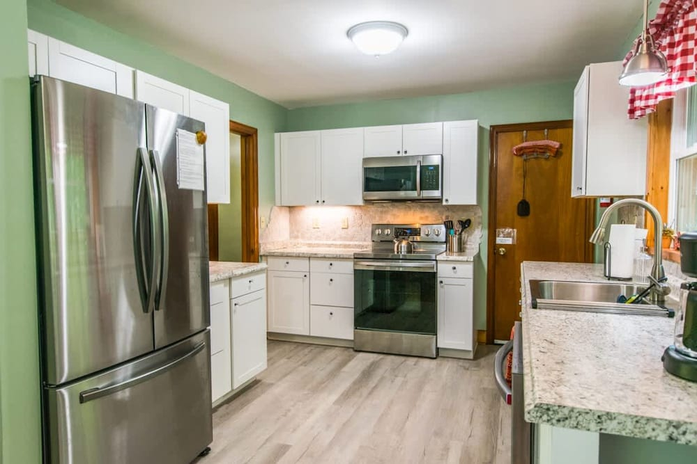 Charming 2BR w Firepit Mountain Views