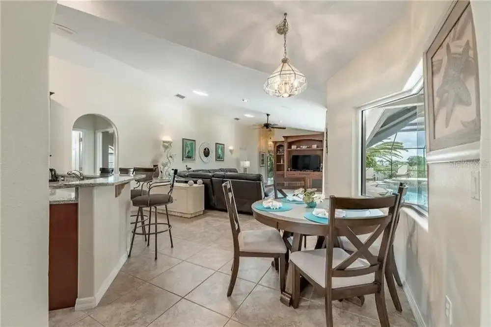 Impressive 5br, Pool, Lake, Disney 10 Minutes 5 Bedroom Home