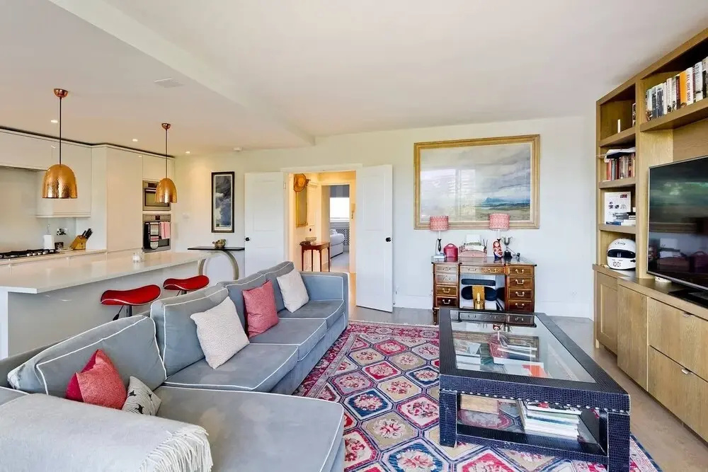 Bright 2-Bed Apartment in Fashionable Chelsea