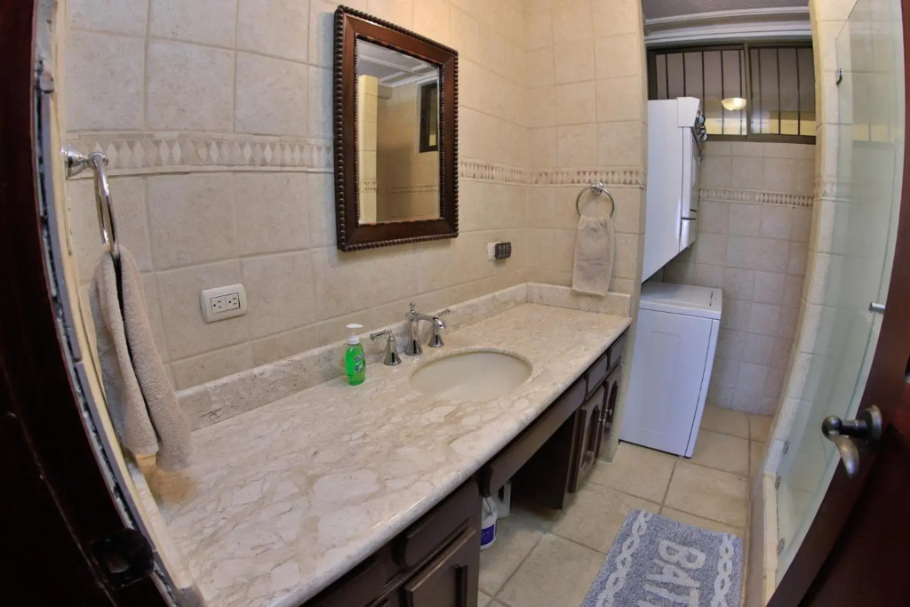 Presidential Suites 4 - Recently renovated 2 bedroom condominium in the heart of Flamingo