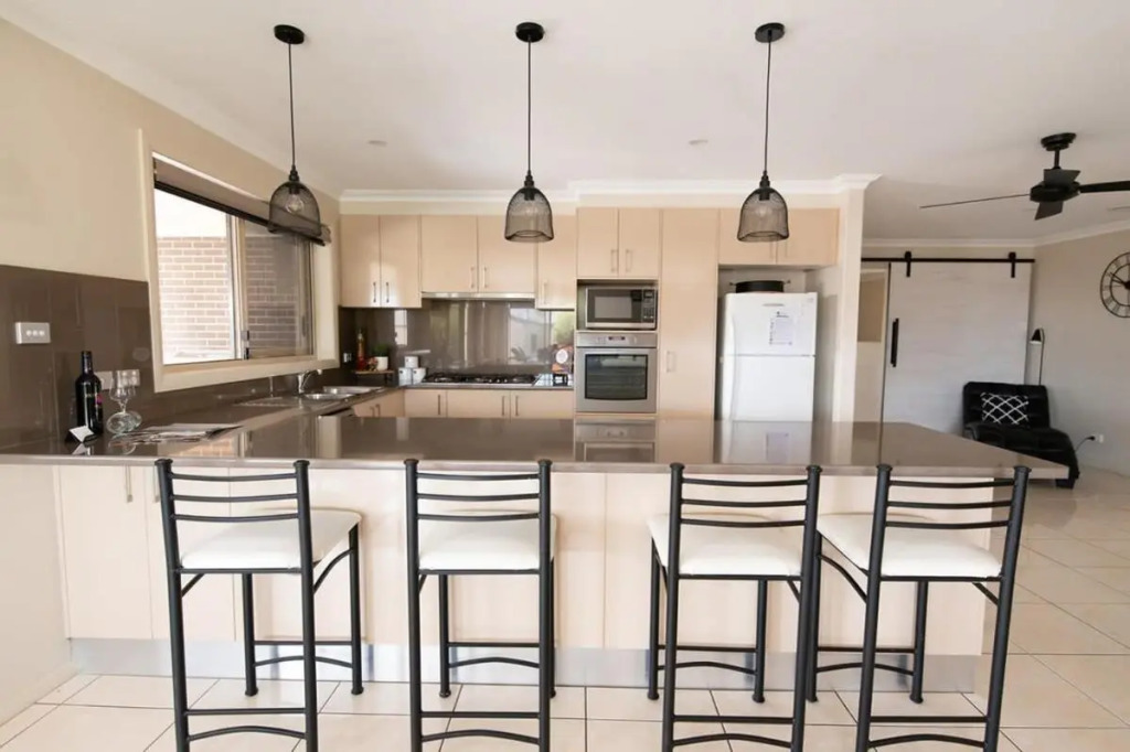 Centennial Cres, Modern, Entertaining Home, Sleeps 8