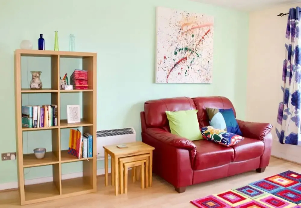 Colourful and Spacious 2 Bedroom Leith Home