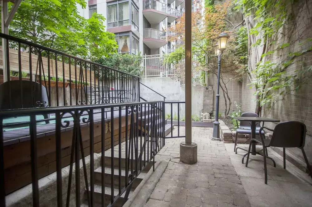 Stunning 1BR Basement Apt - King Size