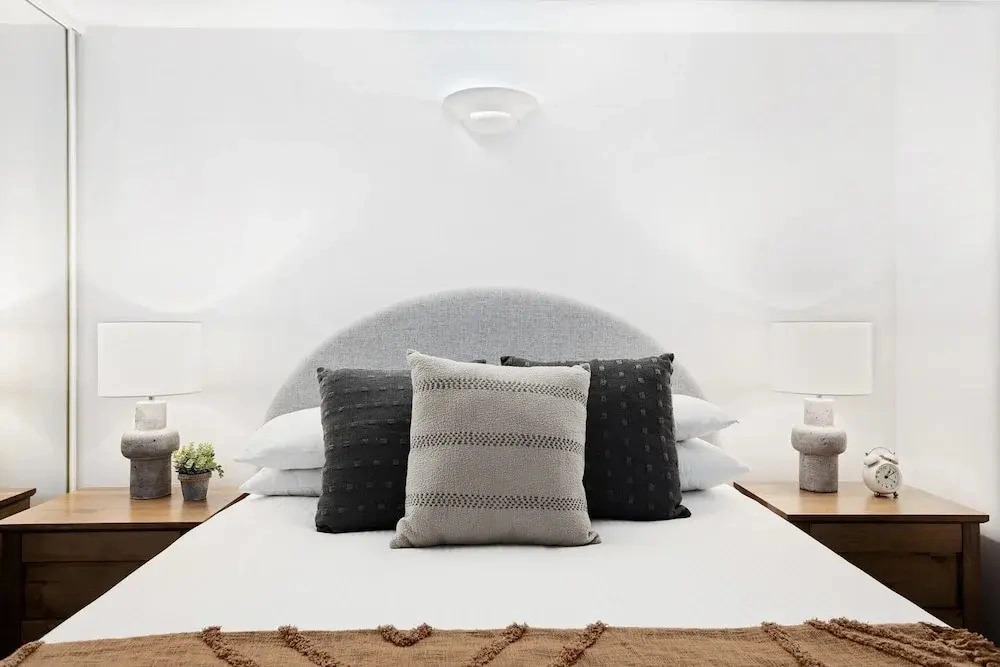 Comfy 2-bed With Pool and Secure Parking