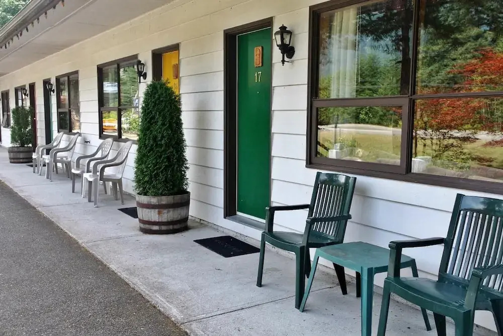 Colonial 900 Motel