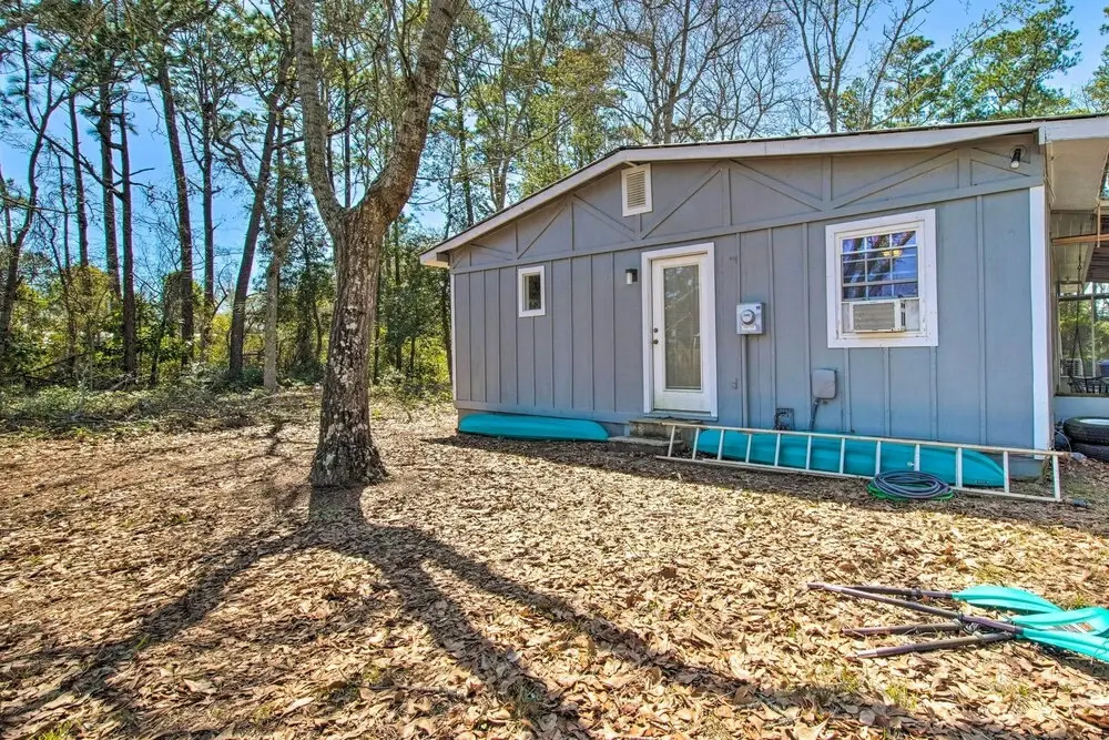 Sunny Oak Island Retreat - 3 Blocks to Beach!