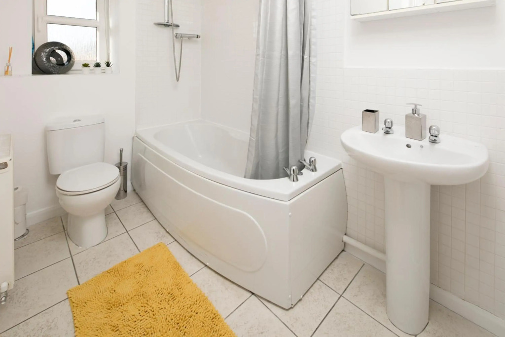 Birmingham Solihull, Short Stay Contractors HS2 NHS Medical Students Modern 2 Bed 2 Bathroom Apartment Dedicated Parking Close to NEC Coleshill