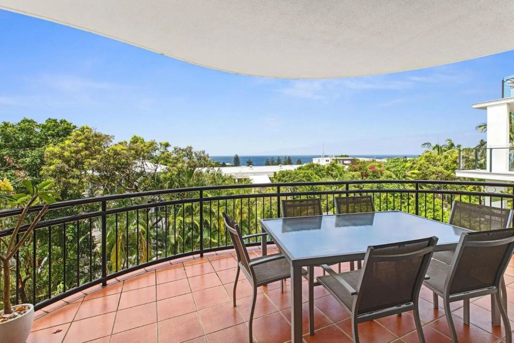 6 Seabreeze Spacious Newly Renovated Apartment with Ocean Views