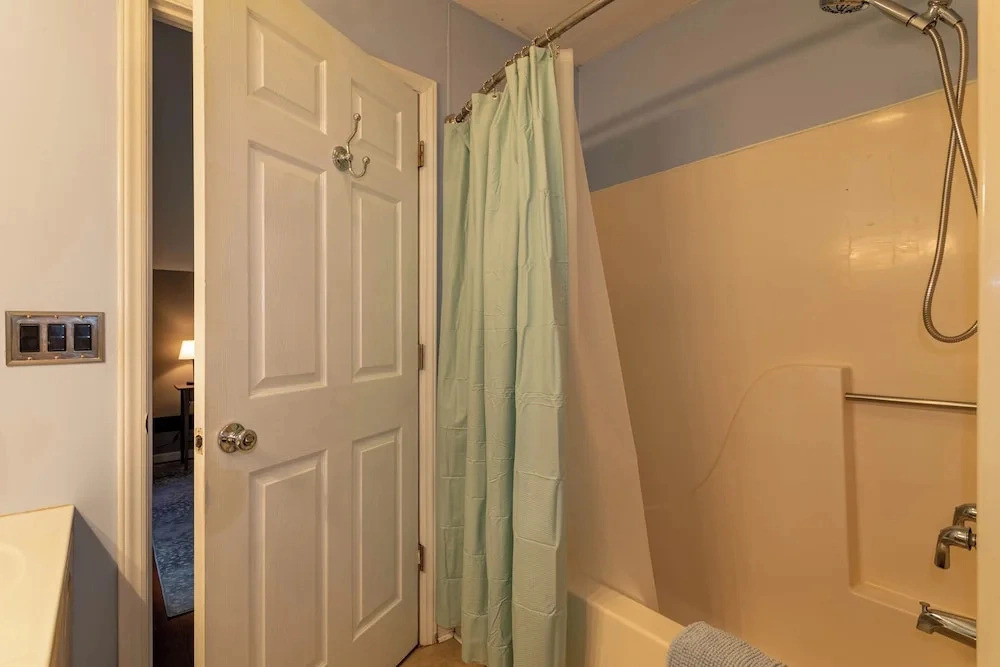 Sky High Chalet Blowing Rock Home With hot Tub, Pool Table, Bunk Room, and Fire pit