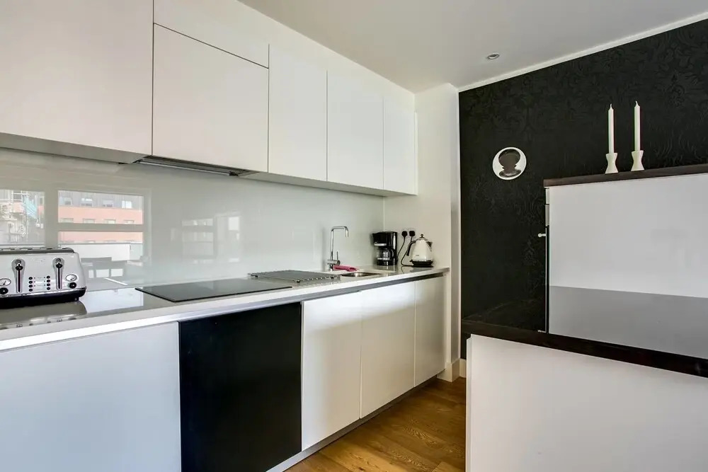 Beautiful Bright 2BR Home W/balcony - 5 Guests!