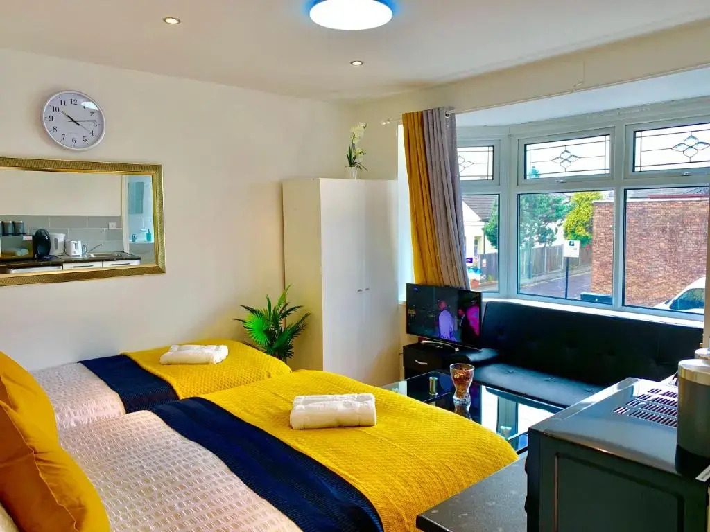 2 Bedroom 2 Bathroom Ground Floor Apartment in Newbury Park Ilford with Garden Parking and Fast WiFi