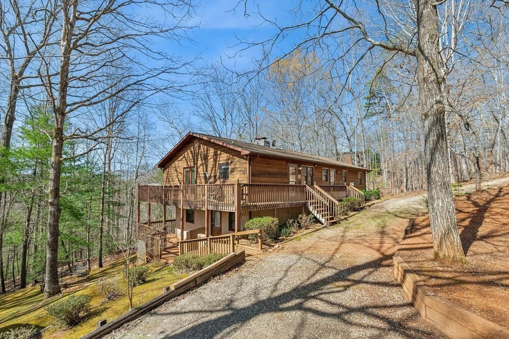 Warm And Cozy Cabin In Lake Lure, Nestled In Hardwood Trees, Peaceful Home- Wifi 3 Bedroom Home by Sunscape Property Management