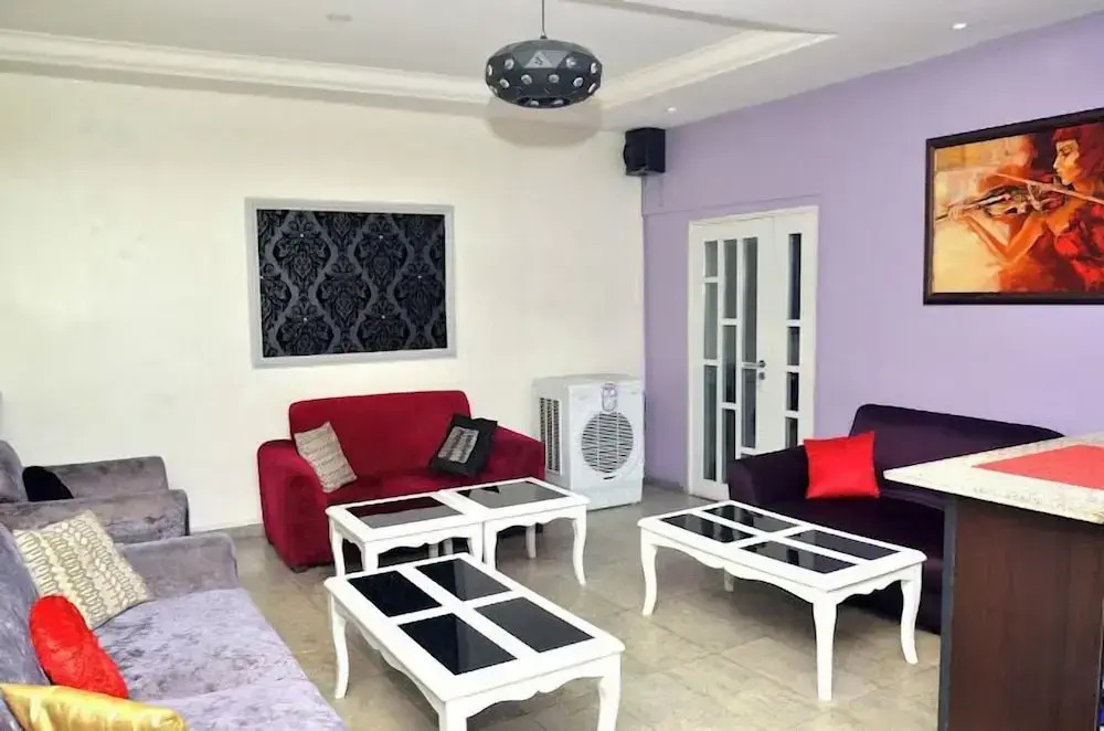 Royal Vantage Hotel and Suites