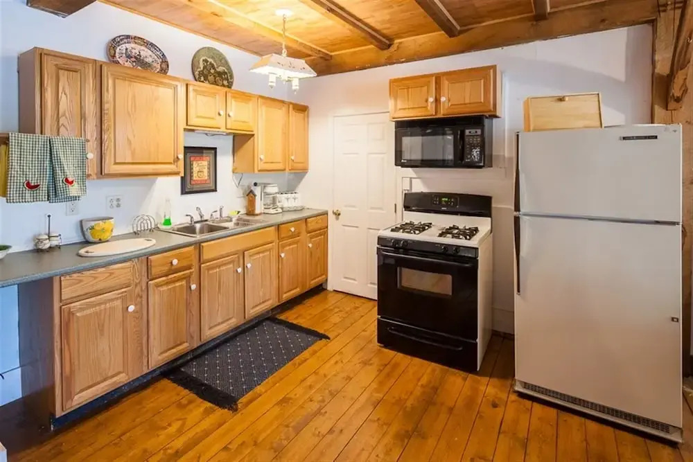 Bove Cottage 2-limit 6 2 Bedroom Cottage by RedAwning