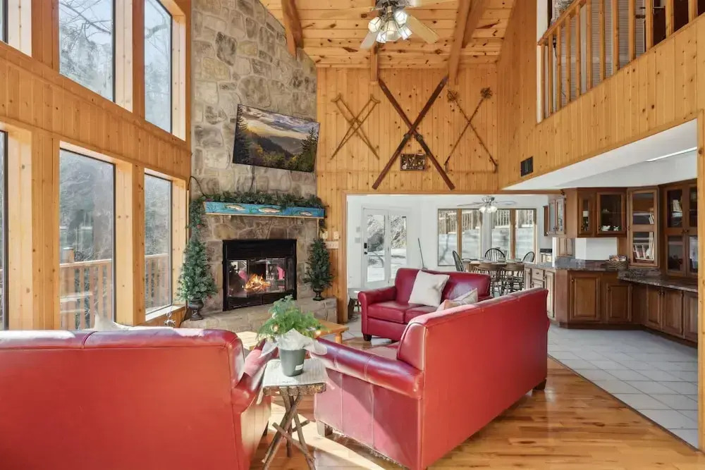 Very Secluded Breathtaking Riverfront Game Room