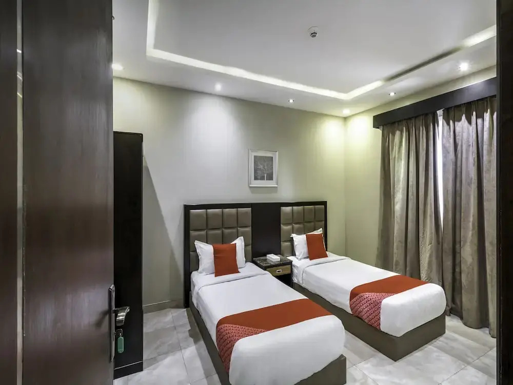 OYO 160 Dotel Suites