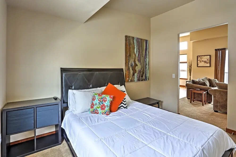 Breezy Lake Chelan Condo w/ Pool & Hot Tub Access!