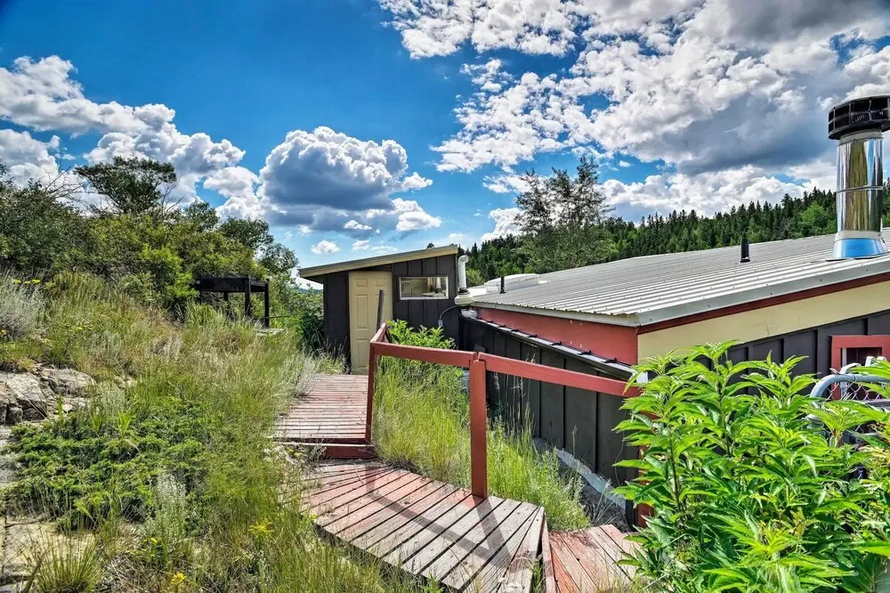 Cozy Home w/ Deck & Mtn Views, Walk to Casinos