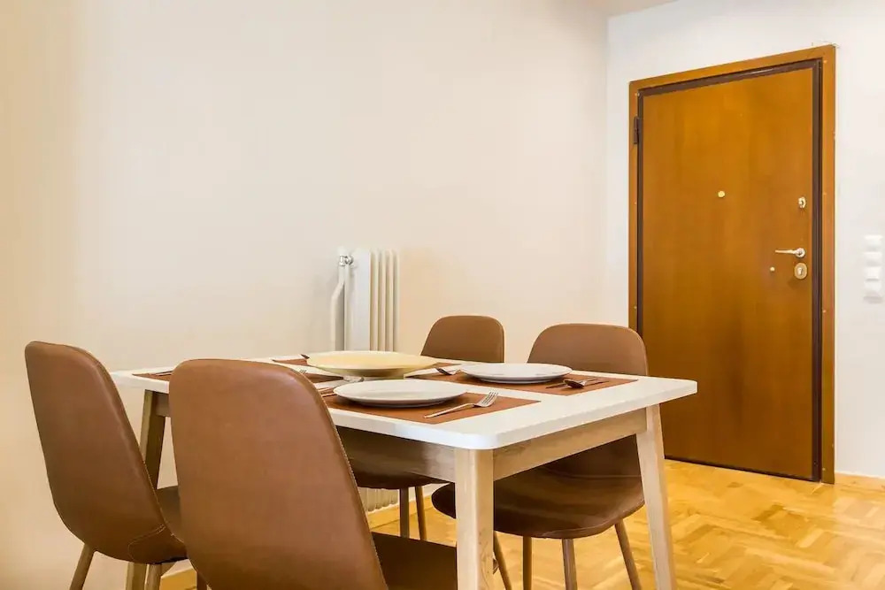 2 bedroom apartment near the Metro