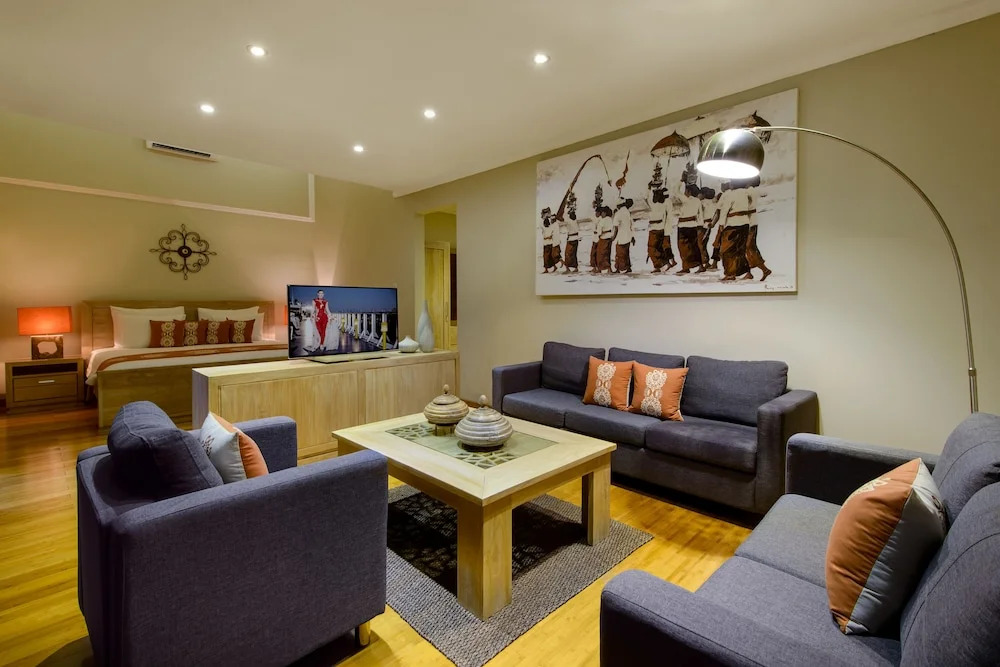 Super 4 Bed, Sleeps 8, Just 300m walk from Beach
