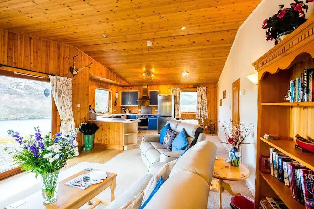 Raven Lodge with beautiful views of Loch Dochart