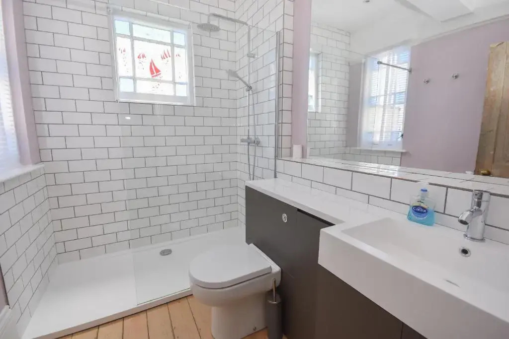 Arden Villa, sleeps 8, moments from the golden sandy beach of Ryde