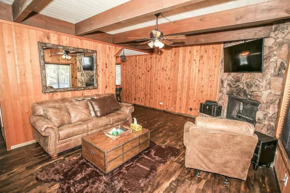 Village Hideaway - Perfectly cozy cabin with a beautiful location, walking distance to everything