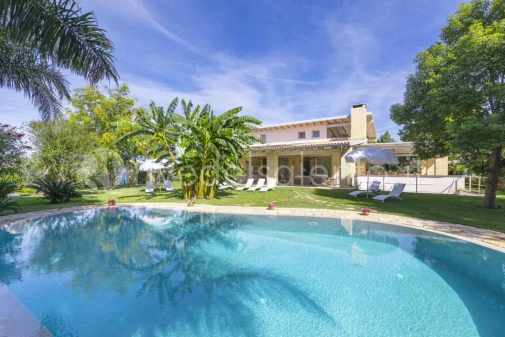 Exclusive Villa Reginella with large garden and private pool just a few minutes from the center of L-Villa Reginella