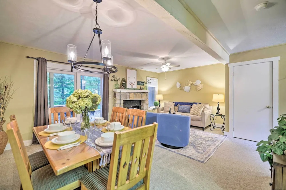 Cozy Poconos Townhome w/ Fireplace Near Jack Frost