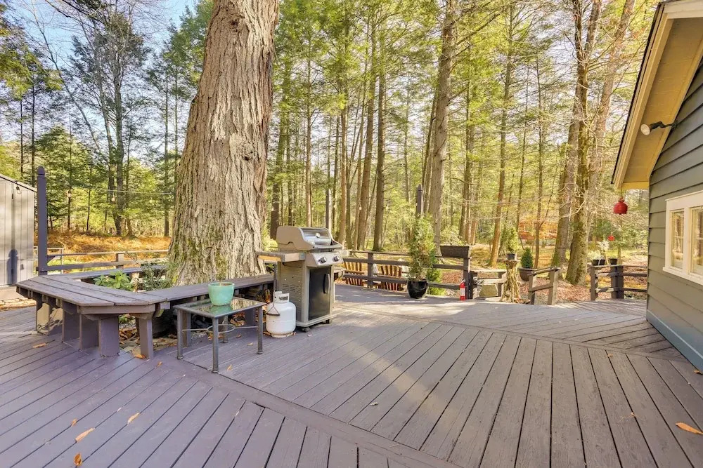 Cozy Catskills Cottage: Creekside Deck & Fire Pit