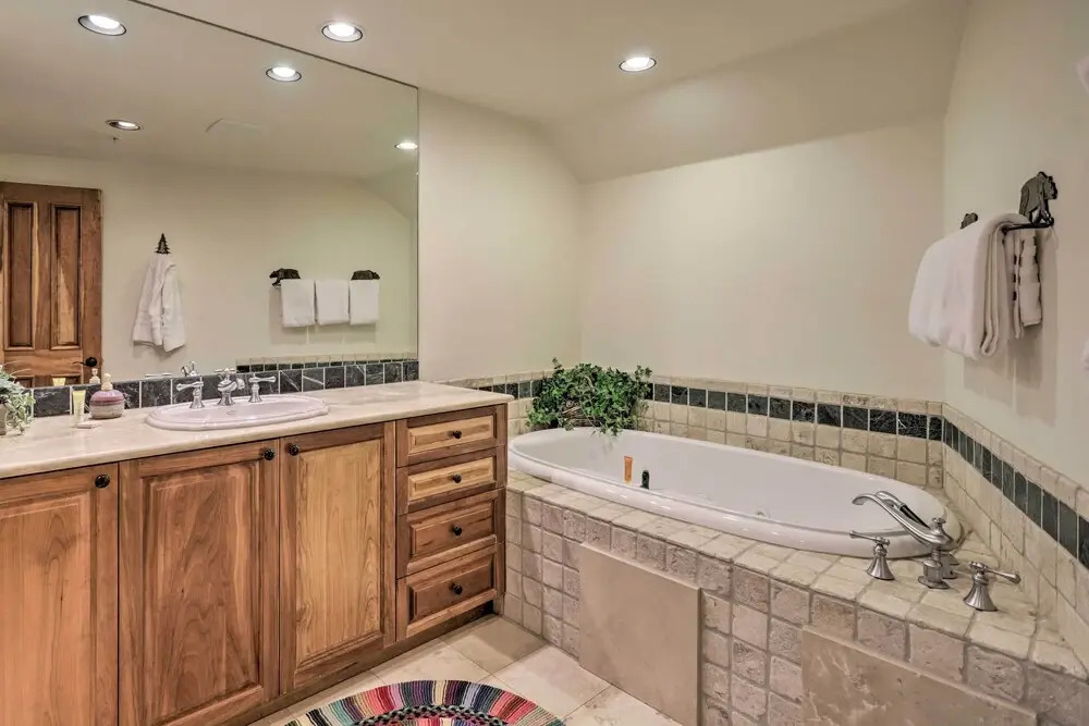 Upscale Ski-in/ski-out Escape w/ Deck + Grill