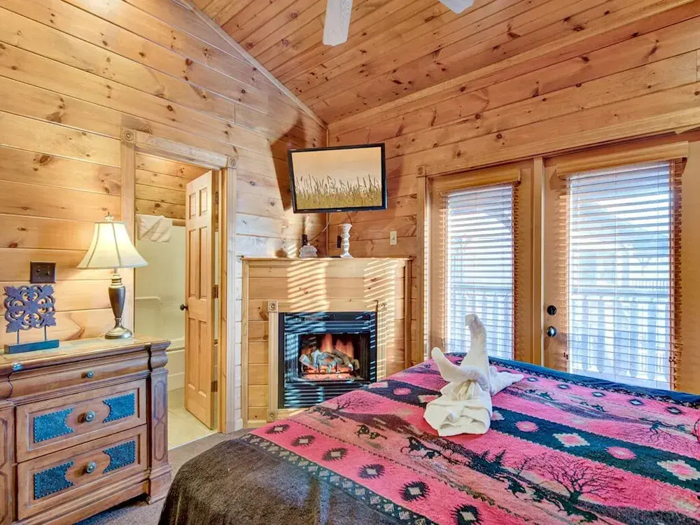 The Great Escape II 5 Bedroom Mountain View Home with Hot Tub