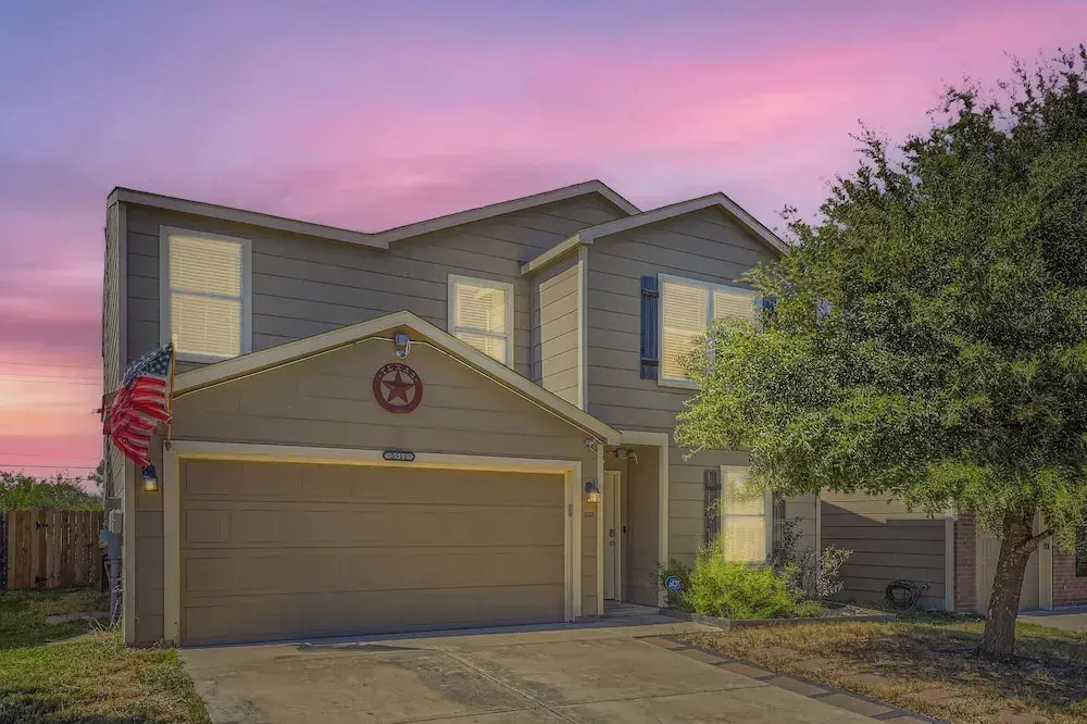 The Patriot House + Pet Friendly + Hot Tub + Fire Pit
