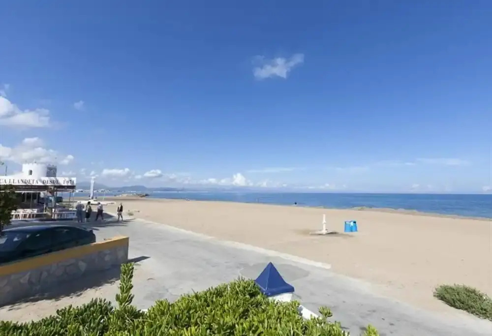Fantastic first beach line attic apartment, sleep7