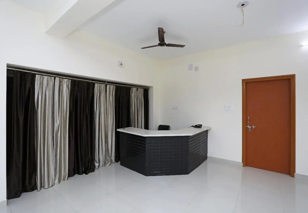 Oyo 15204 Sai Corporate Inn