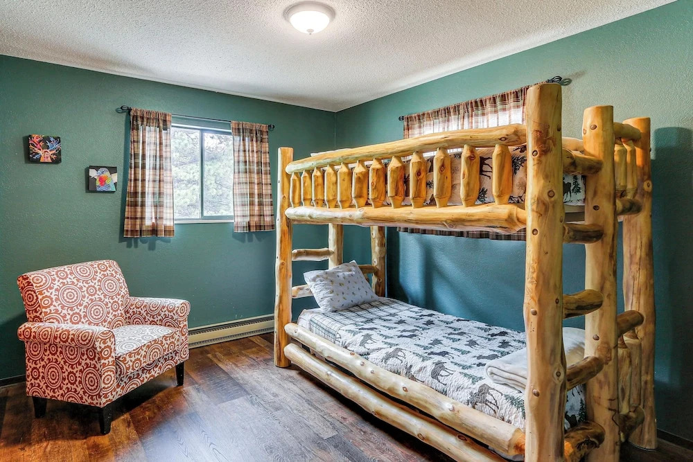 Idyllic Cabin w/ Grill & Panoramic Mtn Views!