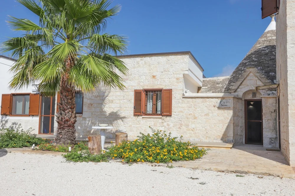 TD Trulli Saveni Trulli with Pool Near the Centre