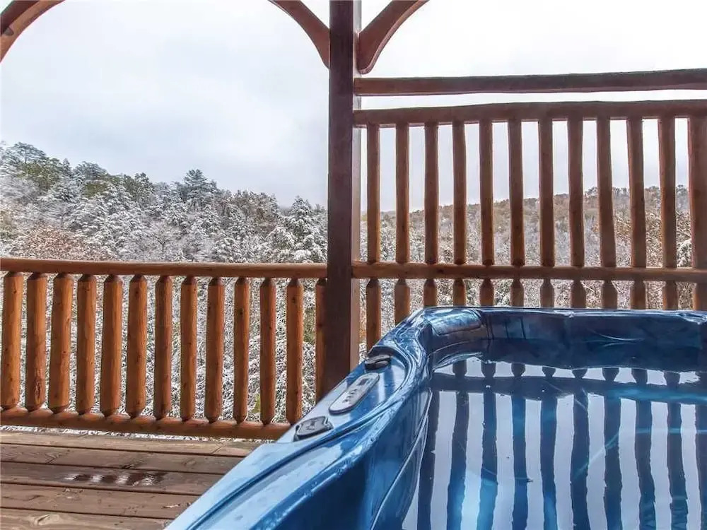 Majestic Manor - Three Bedroom Cabin