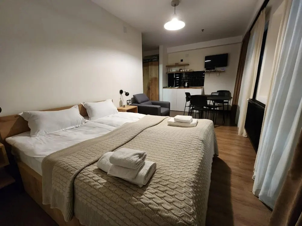 Walk to Ski Lift-1br-studio-balcony-parking