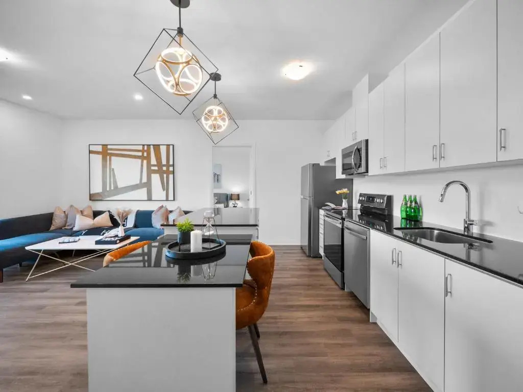 Stylish 3Br + Study Condo - Oakville
