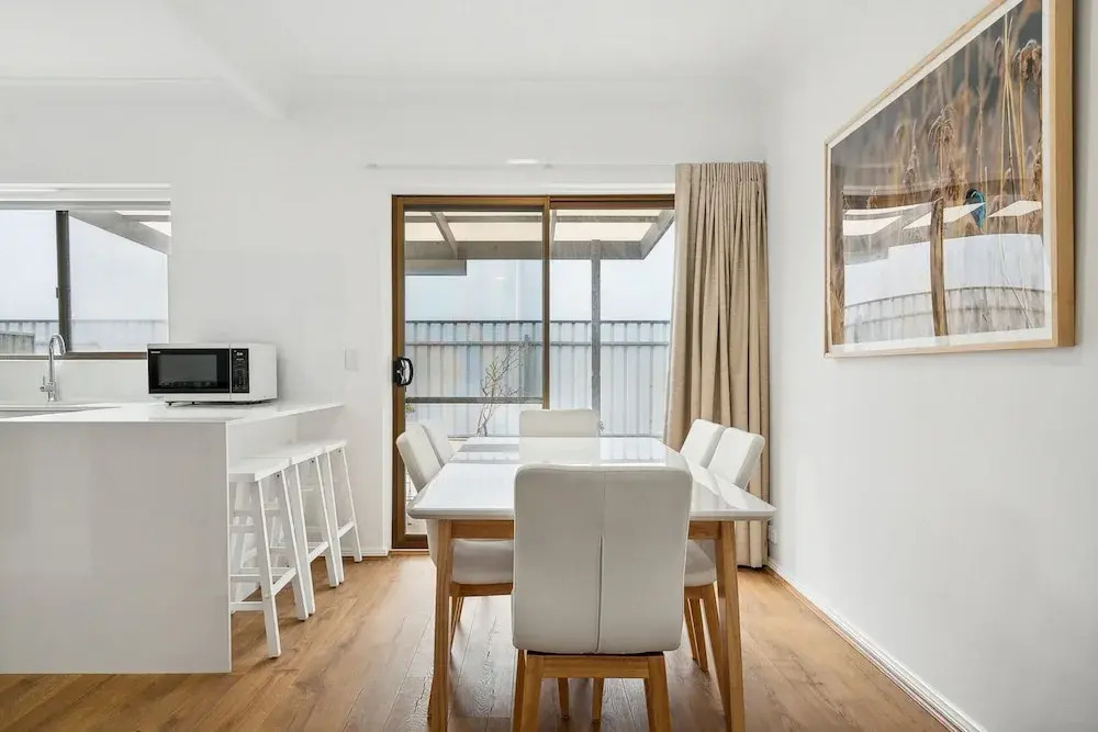 Coastal Luxury: 3-bed Townhouse 150m From Beach