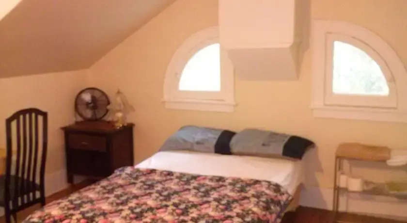 Port Hope Economy Apartments
