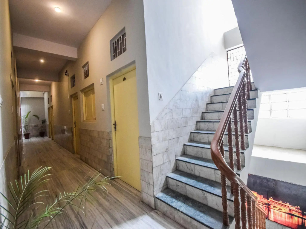 OYO 15212 Hotel Seema
